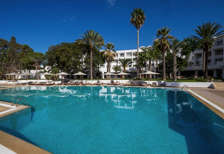 Am Außenpool des Hotels können Sie die Sonne genießen. 