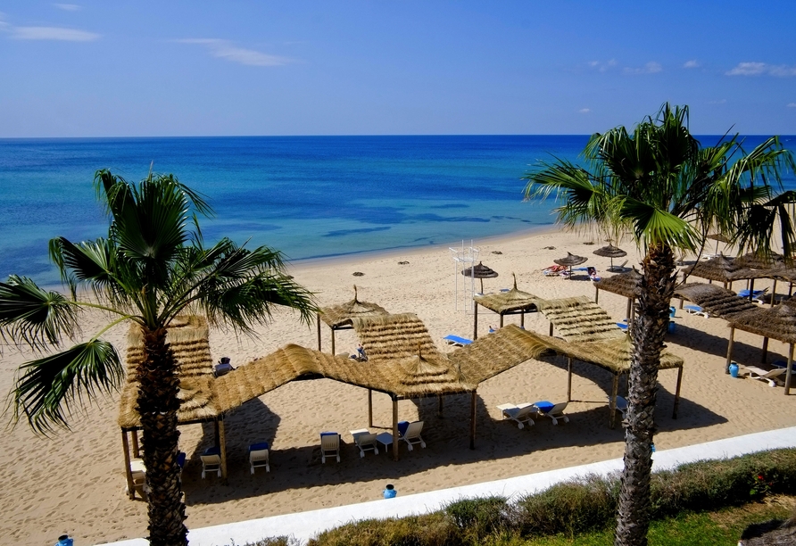 Genießen Sie die Vorzüge Ihres Hotels wie den weitläufigen Privatstrand.