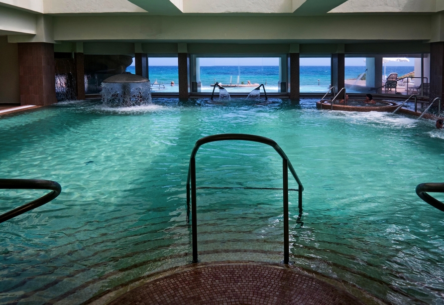 Auch im Hallenbad des Hotels können Sie zur Ruhe kommen.