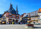 Nicht weit entfernt von Ihrem Hotel wird das Rathaus von Wernigerode Sie zum Staunen bringen.
