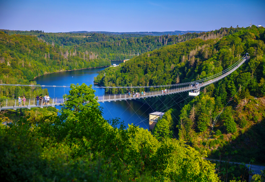 Überqueren Sie die Hängeseilbrücke über der Rappbodetalsperre.