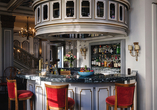 Genießen Sie einen Drink an der Bar.