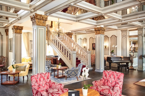 Das spektakuläre Foyer des Hotels empfängt Sie bei Ihrer Anreise.