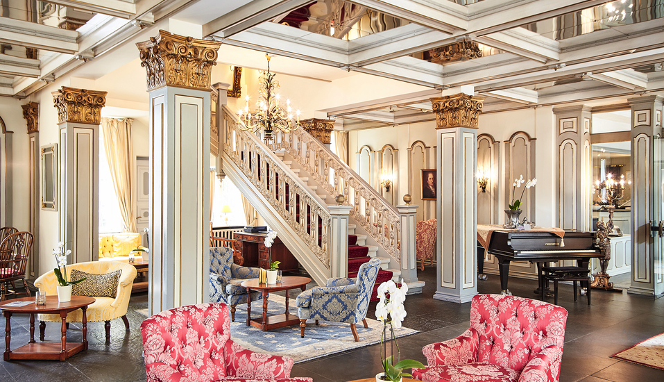 Das spektakuläre Foyer des Hotels empfängt Sie bei Ihrer Anreise.