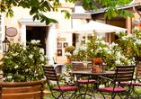 Der Garten des Hotels lädt zum Verweilen ein.