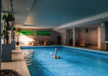 Ziehen Sie Ihre Bahnen im Hallenbad des Hotels.