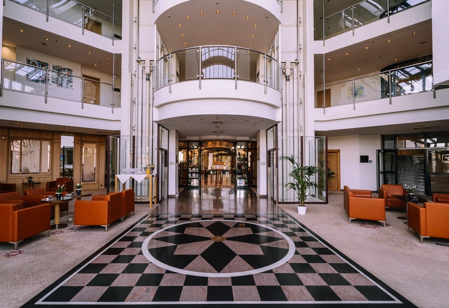 Machen Sie es sich in der Lobby des Hotels bequem.