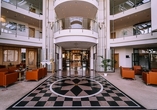 Machen Sie es sich in der Lobby des Hotels bequem.