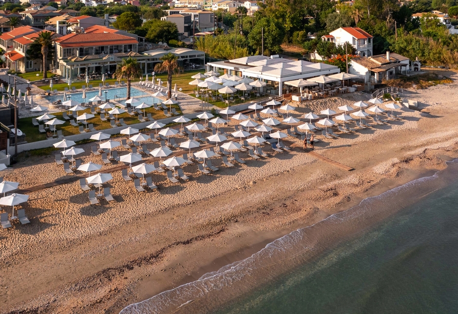 Ihr Hotel erwartet Sie in wunderschöner Lage am Strand.