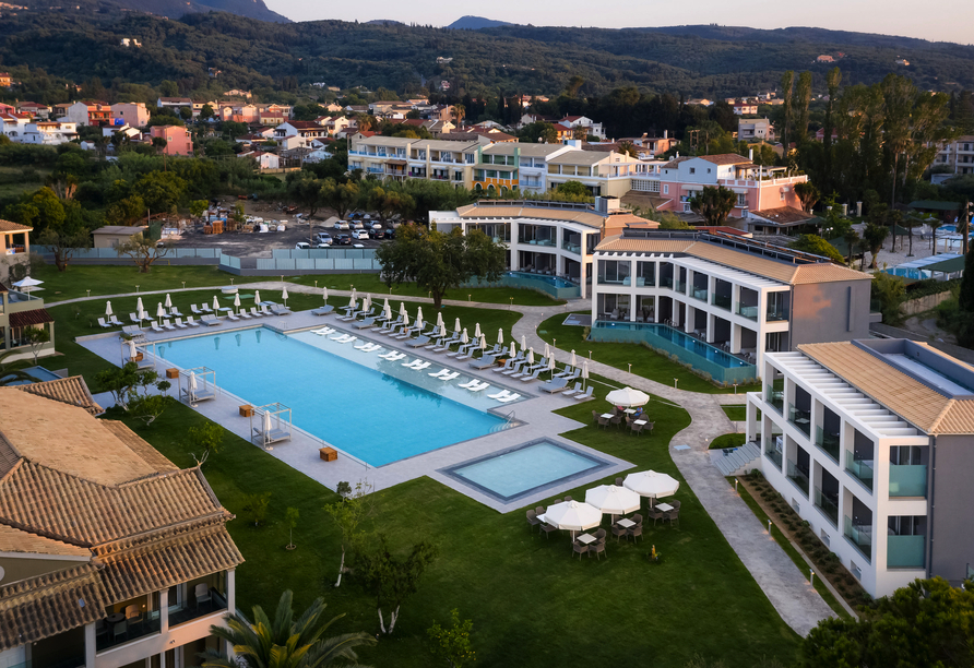 Im Außenpool des Hotels können Sie wunderbar zur Ruhe kommen.