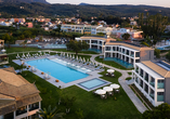 Im Außenpool des Hotels können Sie wunderbar zur Ruhe kommen.