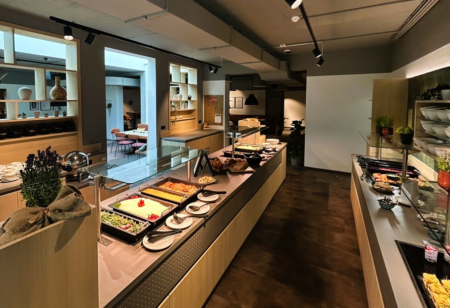 Bedienen Sie sich am Frühstücksbuffet.