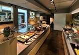 Bedienen Sie sich am Frühstücksbuffet.