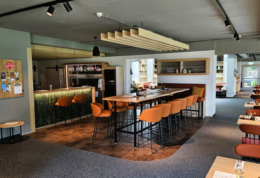 Nehmen Sie an der Hotelbar Platz.