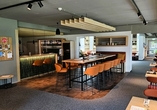 Nehmen Sie an der Hotelbar Platz.