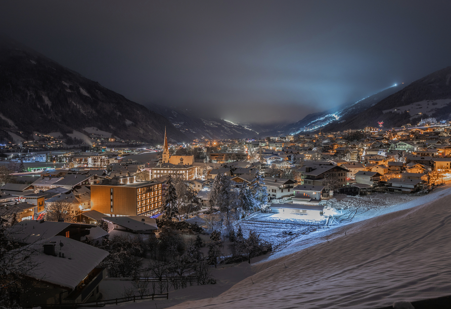 Fügen im Zillertal empfängt Sie mit funkelnden Lichtern und winterlicher Gemütlichkeit.