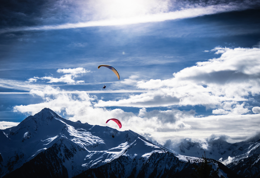 Ein Gleitschirmflug über die verschneite Landschaft des Zillertals ist ein Erlebnis für alle, die Höhen lieben.