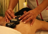 Lassen Sie sich bei erholsamen Wellnessanwendungen verwöhnen.