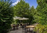 Die Terrasse des Hotels lädt zum Verweilen ein.