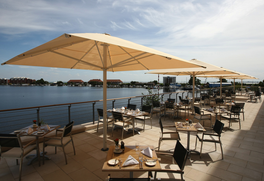 Genießen Sie den Blick von der Terrasse des ATLANTIC Hotels Wilhelmshaven.