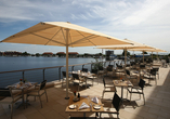 Genießen Sie den Blick von der Terrasse des ATLANTIC Hotels Wilhelmshaven.