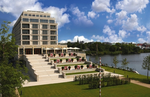 Das ATLANTIC Hotel Wilhelmshaven ist wie ein Kreuzfahrtschiff aufgebaut.