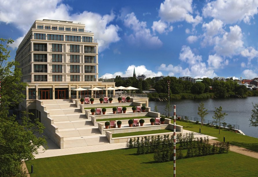 Das ATLANTIC Hotel Wilhelmshaven ist wie ein Kreuzfahrtschiff aufgebaut.