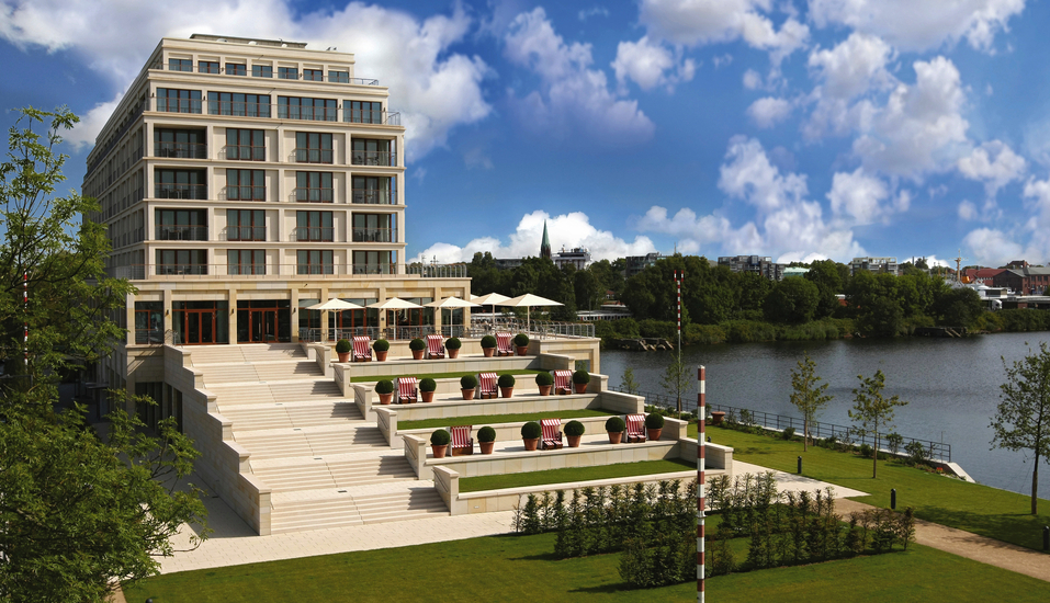 Das ATLANTIC Hotel Wilhelmshaven ist wie ein Kreuzfahrtschiff aufgebaut.