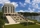 Das ATLANTIC Hotel Wilhelmshaven ist wie ein Kreuzfahrtschiff aufgebaut.