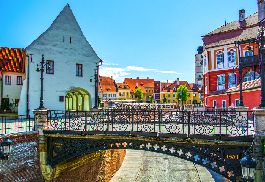 Bei einer Stadtrundfahrt entdecken Sie die Stadt Sibiu. Die Lügenbrücke ist das Wahrzeichen der Stadt.