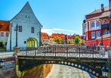 Bei einer Stadtrundfahrt entdecken Sie die Stadt Sibiu. Die Lügenbrücke ist das Wahrzeichen der Stadt.