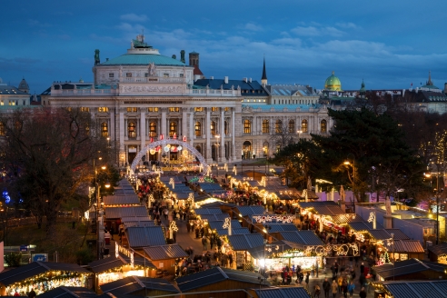 Willkommen zu Ihrer unvergesslichen Adventsreise in Wien! Der Christkindlmarkt am Rathausplatz ist besonders beliebt.