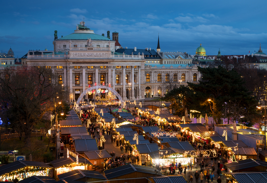 Willkommen zu Ihrer unvergesslichen Adventsreise in Wien! Der Christkindlmarkt am Rathausplatz ist besonders beliebt.