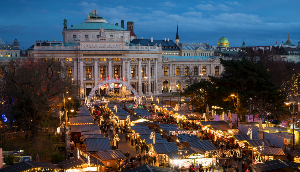 Willkommen zu Ihrer unvergesslichen Adventsreise in Wien! Der Christkindlmarkt am Rathausplatz ist besonders beliebt.
