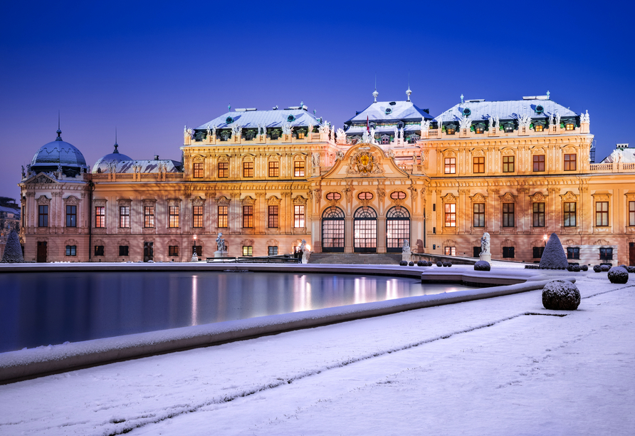 Das Schloss Belvedere, ummantelt von einer zarten Schneedecke, bietet ein tolles Fotomotiv.