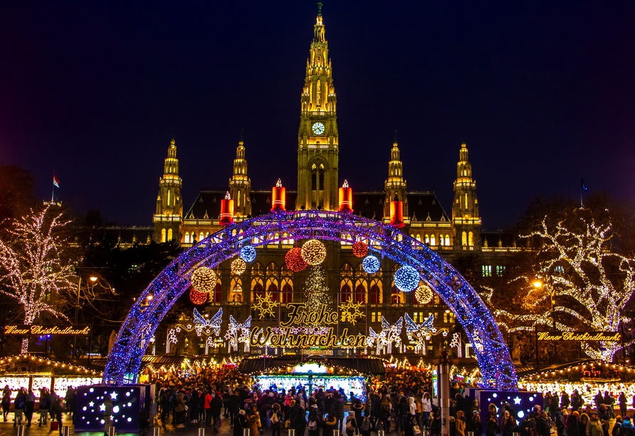 Die Wiener Weihnachtsmärkte, allen voran der stimmungsvolle Markt am Rathausplatz, sind für Urlauber ein unvergessliches Erlebnis.