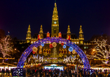 Die Wiener Weihnachtsmärkte, allen voran der stimmungsvolle Markt am Rathausplatz, sind für Urlauber ein unvergessliches Erlebnis.