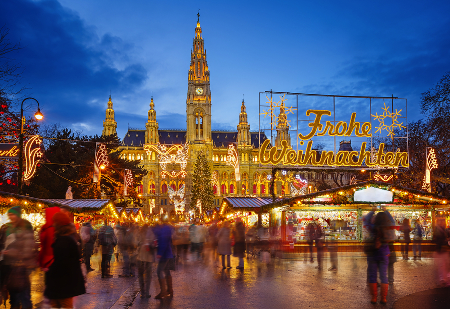 Lassen Sie sich den Christkindlmarkt am Rathausplatz nicht entgehen.