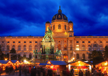 Im Weihnachtsdorf am Maria-Theresien-Platz erwarten Sie eine festliche Atmosphäre, köstliche Spezialitäten und die pure Freude der Vorweihnachtszeit.