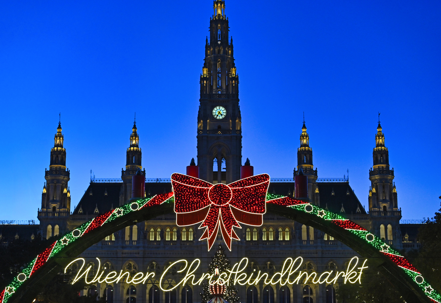 Der Wiener Christkindlmarkt empfängt Sie mit vorweihnachtlichem Zauber.