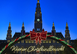 Der Wiener Christkindlmarkt empfängt Sie mit vorweihnachtlichem Zauber.