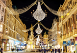 Der Graben, die berühmte Einkaufsstraße, ist in der Adventszeit festlich geschmückt.