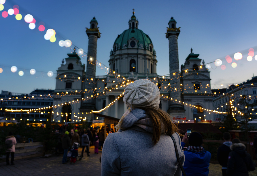 Auch der Adventmarkt am Karlsplatz ist magisch.