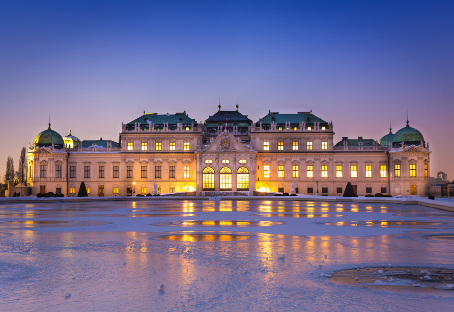Das eindrucksvolle Schloss Belvedere begeistert mit seiner imposanten Außenfassade.