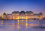Das eindrucksvolle Schloss Belvedere begeistert mit seiner imposanten Außenfassade.