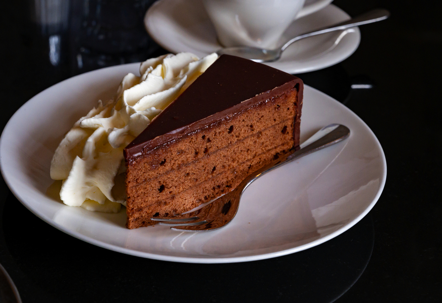 Wie wäre es mit einem Stück der berühmten Sachertorte?