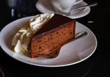 Wie wäre es mit einem Stück der berühmten Sachertorte?
