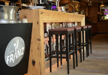 Genießen Sie an der Bar das ein oder andere kühle Getränk.