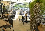 Die Terrasse des Hotels lädt zum Verweilen ein.