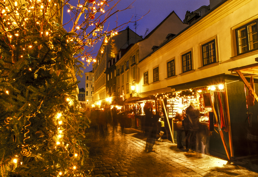 Der Christkindlmarkt am Spittelberg begeistert mit seinem besonderen Charme und lädt zum Flanieren durch die romantischen Gassen ein.